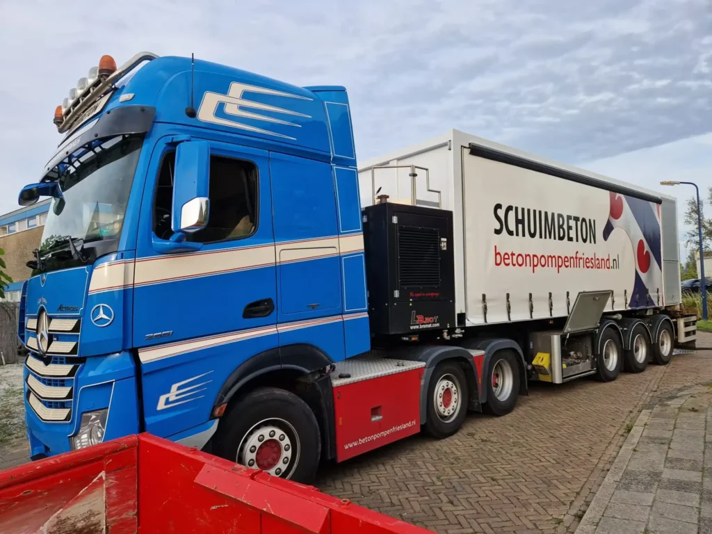 Vrachtwagen van Friesland Schuimbeton