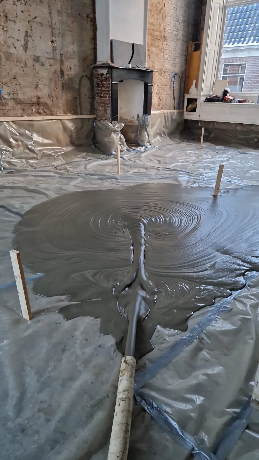 Storten van schuimbeton in woning